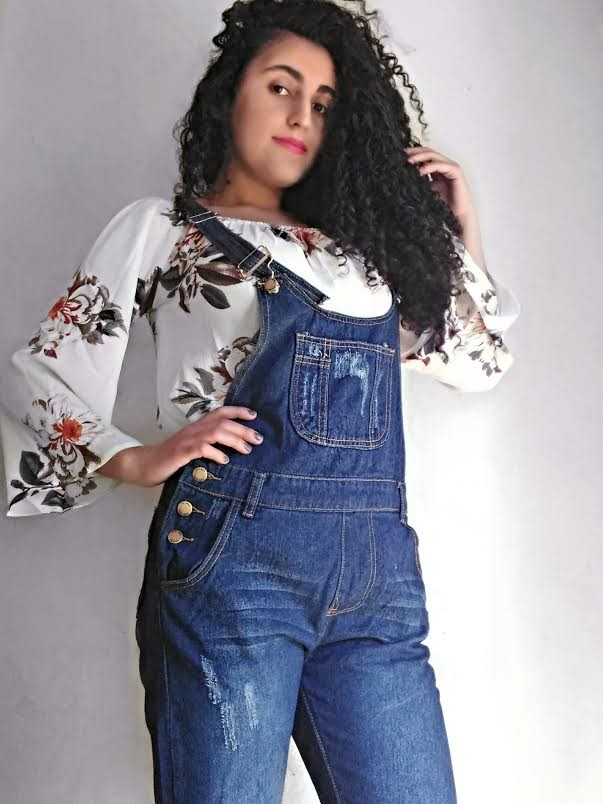 Look Jardineira Jeans com Casaco de Pele fake Loja