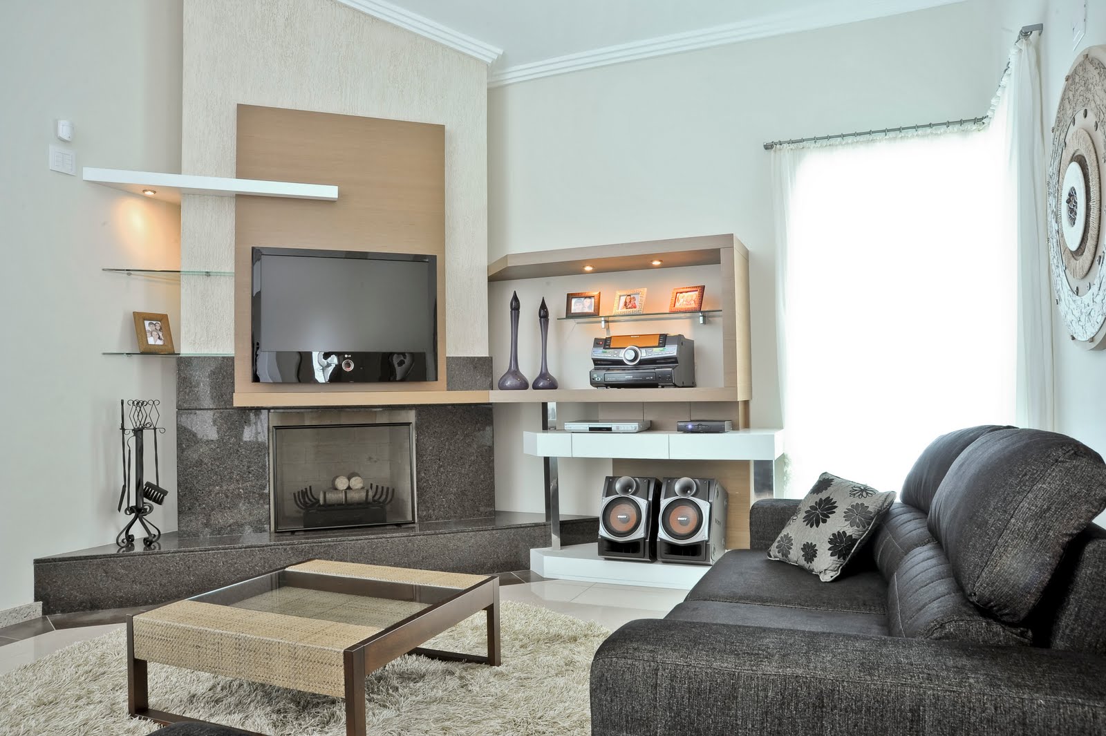 Além das janelas Lareira + Televisão